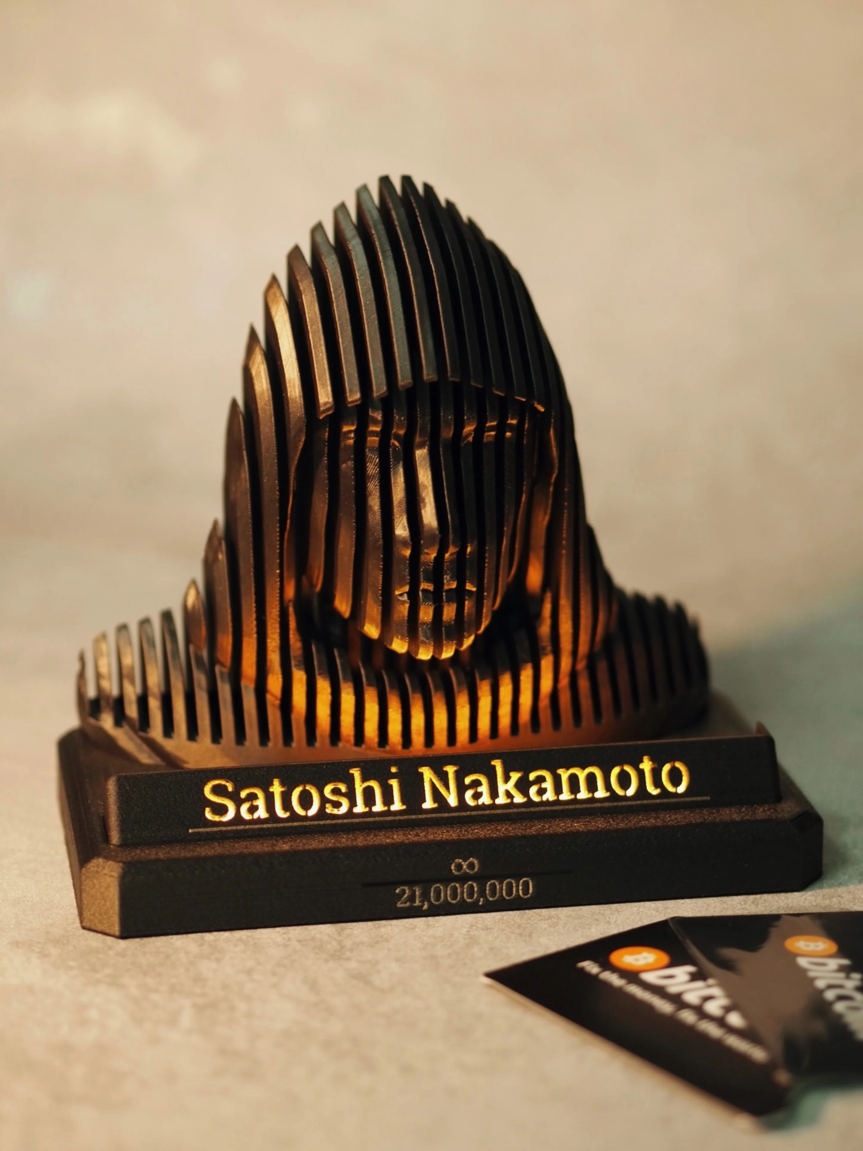 Satoshi nakamoto Statue mit Legacy21 Erweiterung